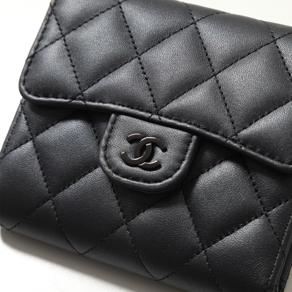CHANEL ブラック キルティング 二つ折り財布 【公式通販】