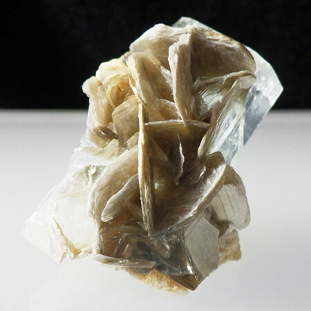 楽天市場】アクアマリン with モスコバイト 結晶 原石 パキスタン産