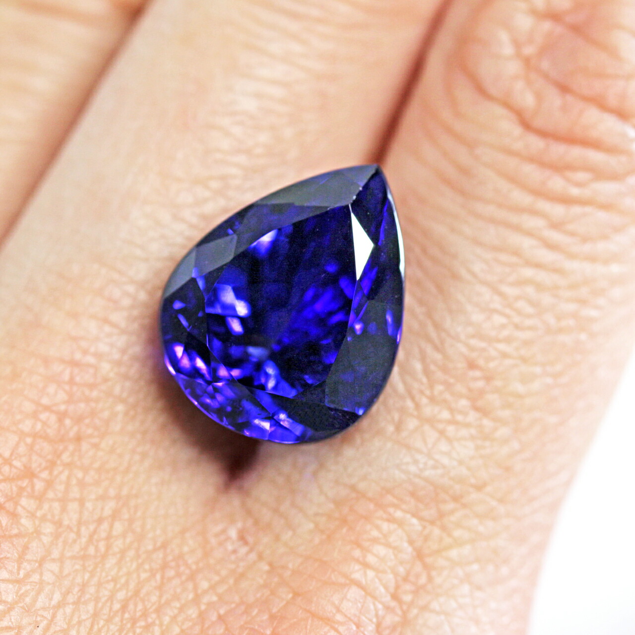 ペアシェイプのロイヤルブルーカラーのタンザナイト宝石。「GIL 認定」