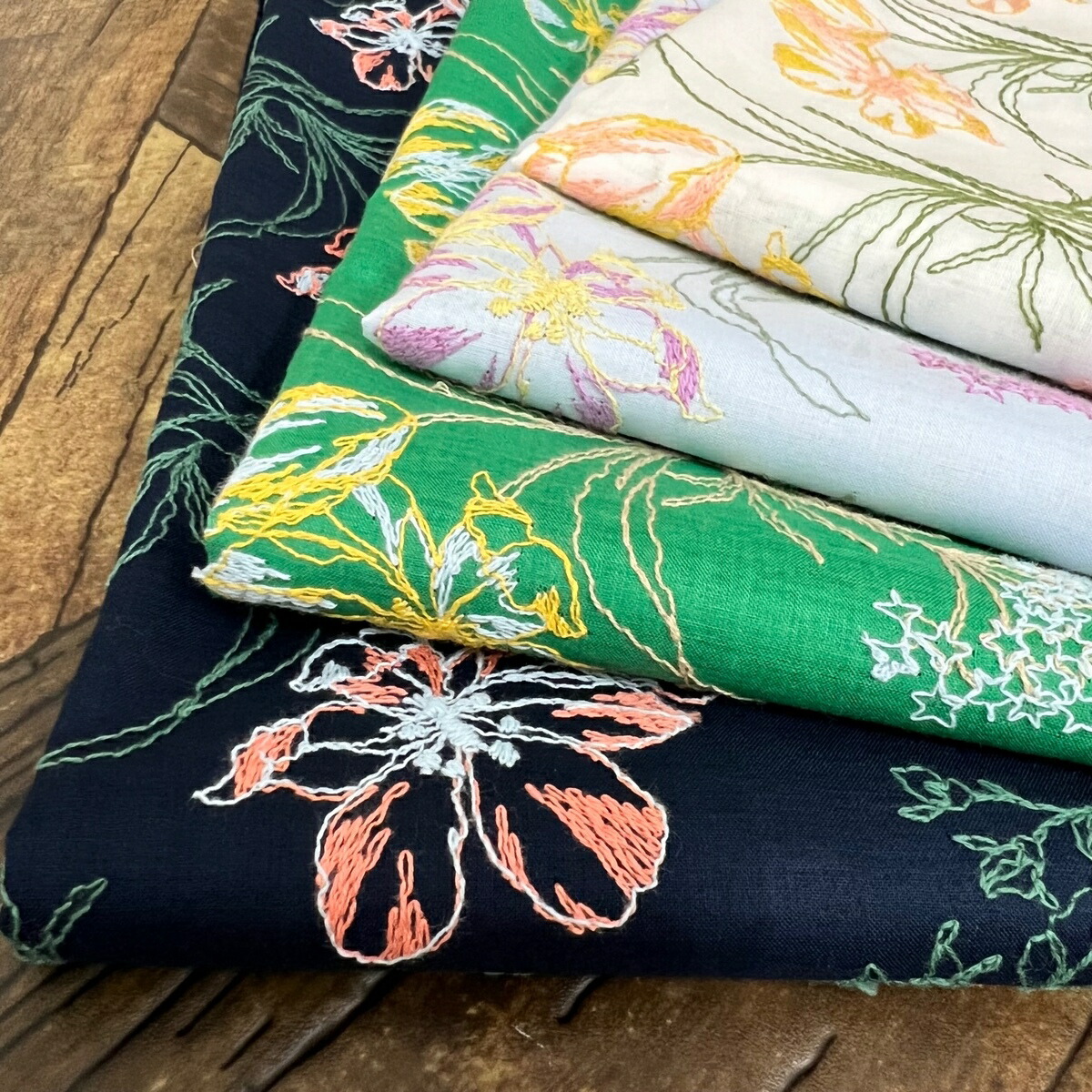 アンティーク 小花と実と葉の精緻なエンブロイダリー マリアージュ