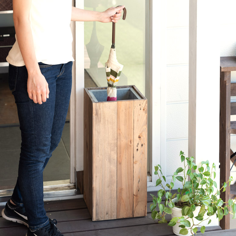 レトロ洗濯機店舗にて傘置きとして使用