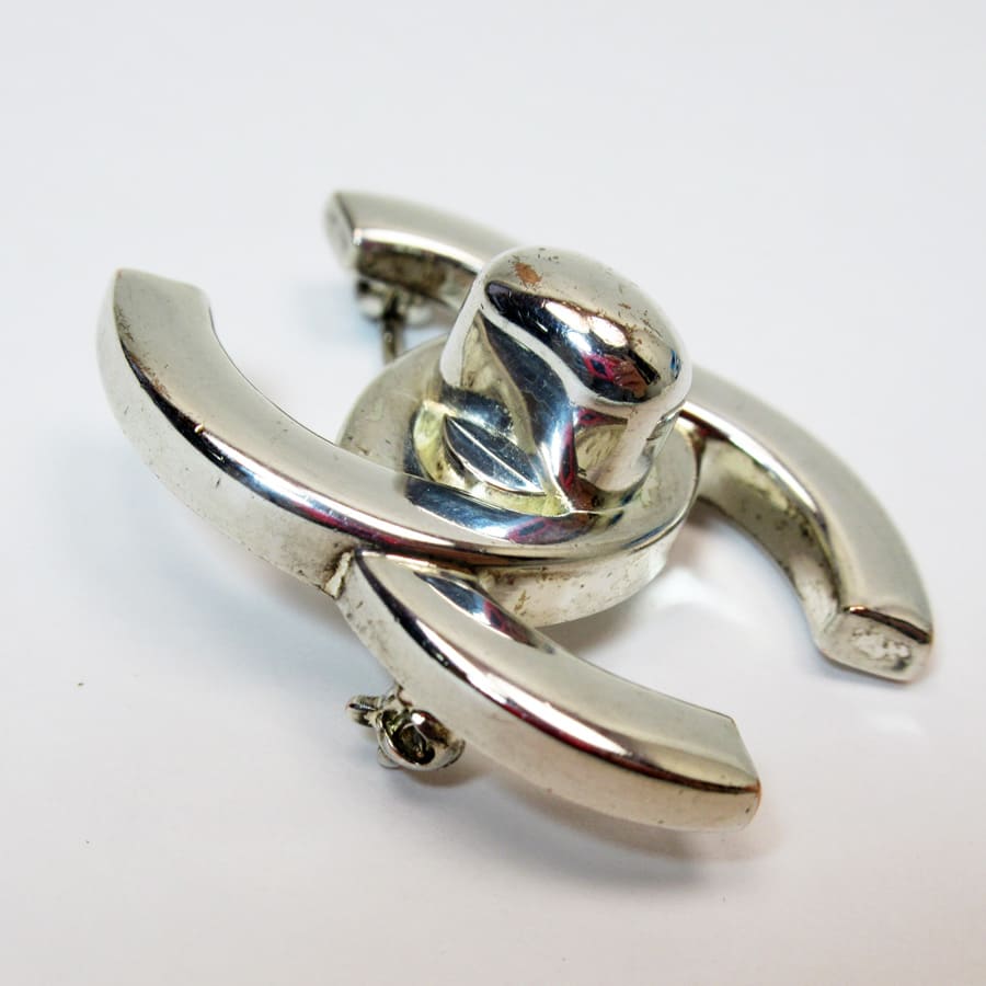 CHANEL シルバーブローチ ターンロックデザイン 割引 CHANEL シルバー