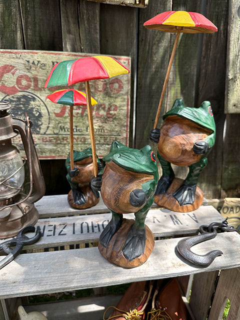 木彫 傘さしカエル S[木製 ウッド 置物 かえる タイ木彫 アジアン