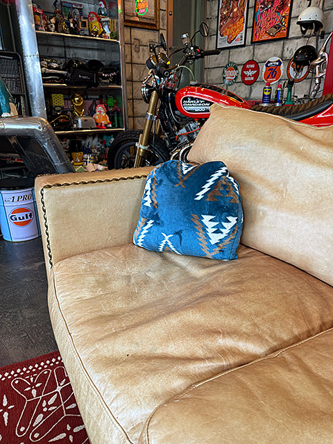 Gulf サイン付きクッション