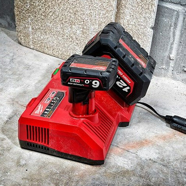 ミルウォーキー M12 排水ハンディポンプ M12&M18兼用充電器 バッテリー