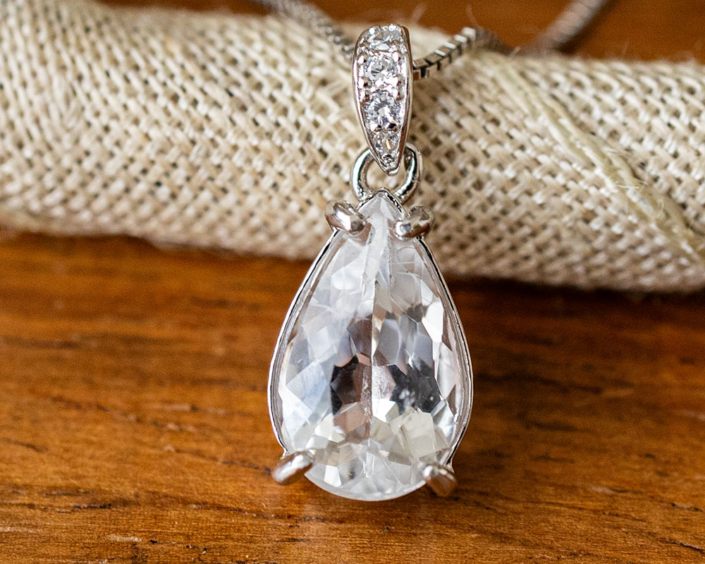 最終価格 ロシア産 フェナカイト 虹入H&E社証明書 原石 ペンダント