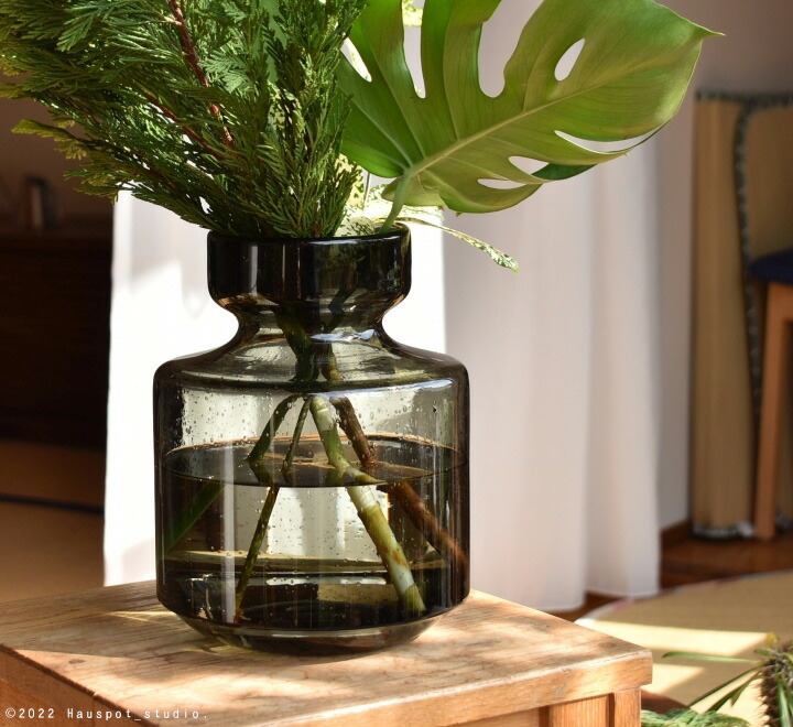 古い大きな気泡がある変形ガラス花入れ 【公式通販】