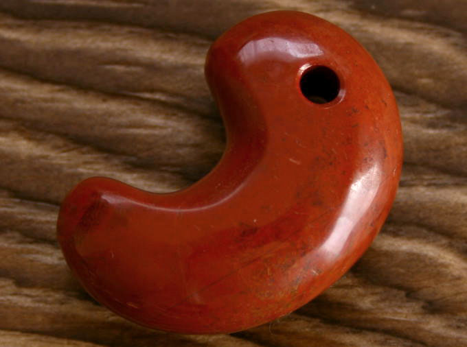 楽天市場】佐渡赤玉石勾玉 AM0021 30mm*21mm*12mm : 糸魚川ヒスイの店