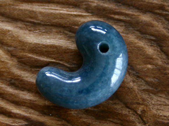 楽天市場】糸魚川青翡翠勾玉 M01064古吹 作19mm*14mm*7mm : 糸魚川