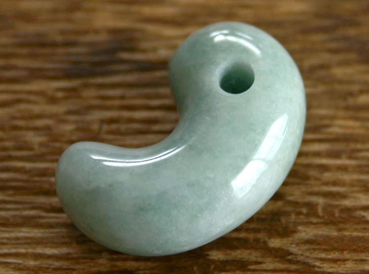 楽天市場】糸魚川翡翠勾玉 M02033SeaVer 作31mm*20mm*12mm : 糸魚川