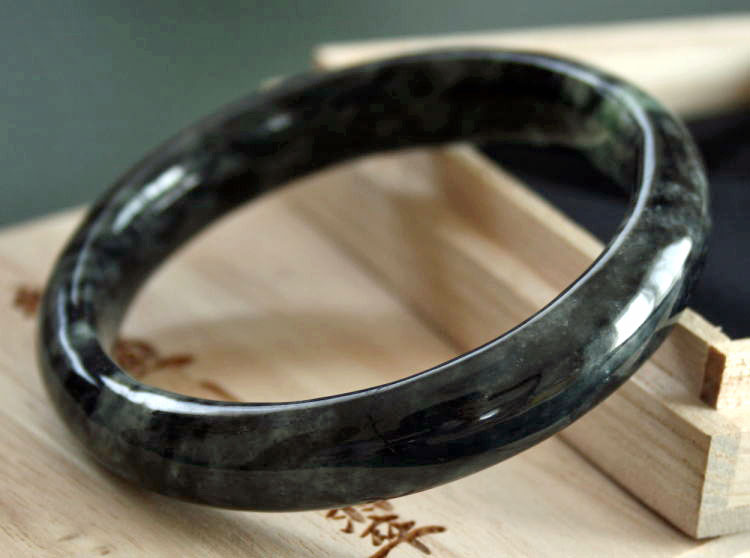 楽天市場】糸魚川黒翡翠腕輪（バングル） BR0085元粋 作内径60mm