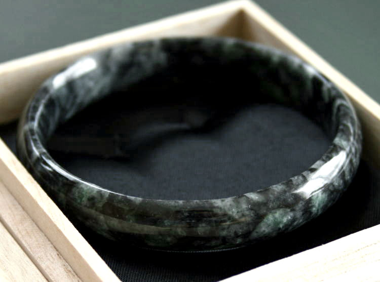 楽天市場】糸魚川黒翡翠腕輪（バングル） BR0120元粋 作内径64mm