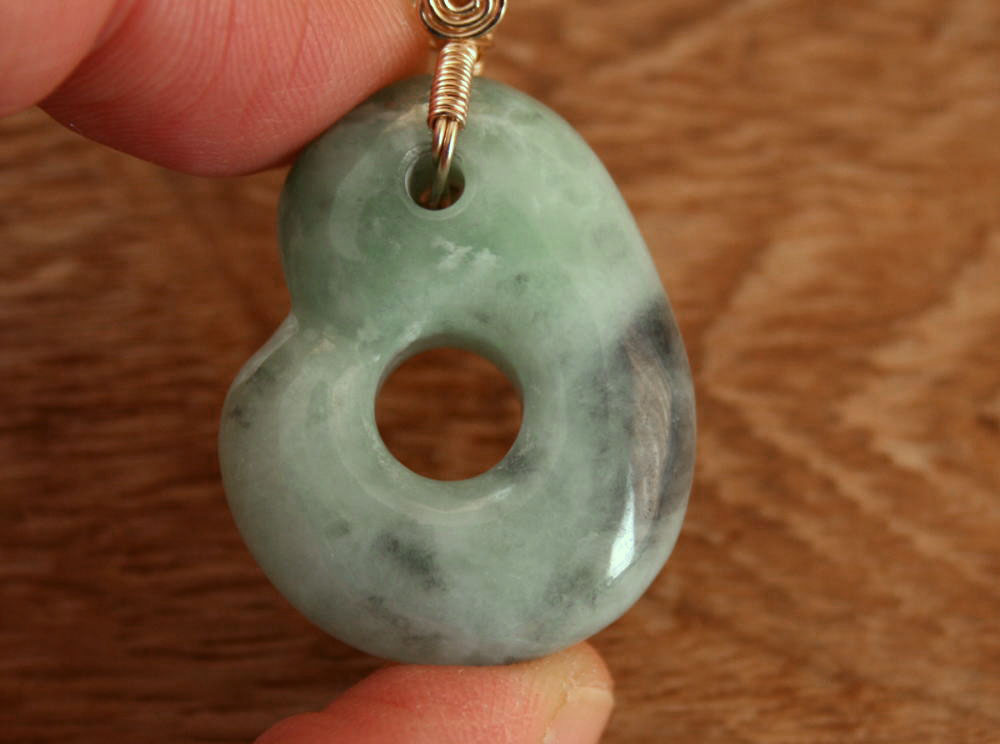 ⭕️独特の珍しい混じり合いの色彩 糸魚川翡翠ジェダイト勾玉 機械鑑定