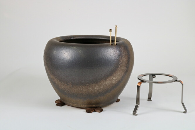 【美品】灰・火箸付き 信楽焼 10号砂釉金彩火鉢 砂釉金彩火鉢 10号 4点セット（火箸・五徳・井ゲタ付き） （信楽焼き