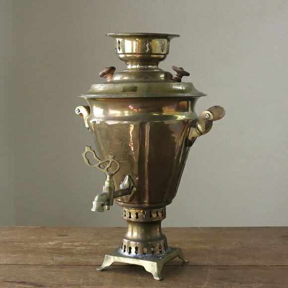 サモワールと呼ばれるロシアの伝統的な湯沸かし器 サモワールと