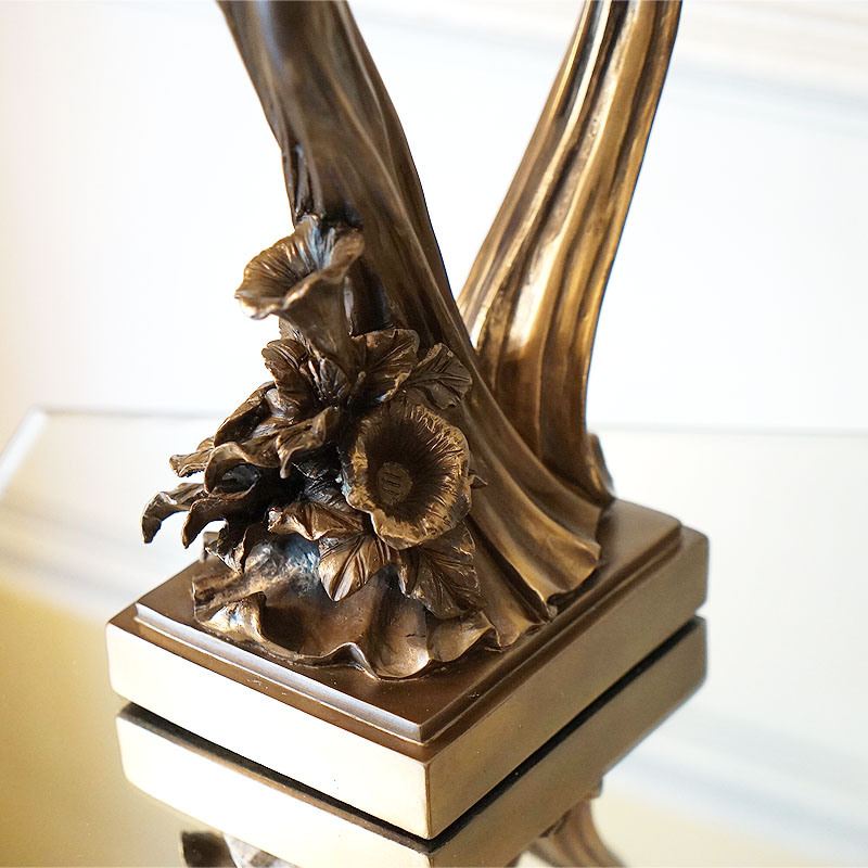 ステンドグラス ブロンズ製女性と犬の彫刻ランプ