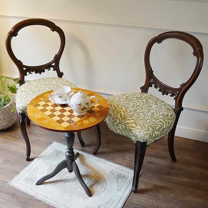 アンティーク調のバルーンバックチェア、英国アンティーク風マホガニー