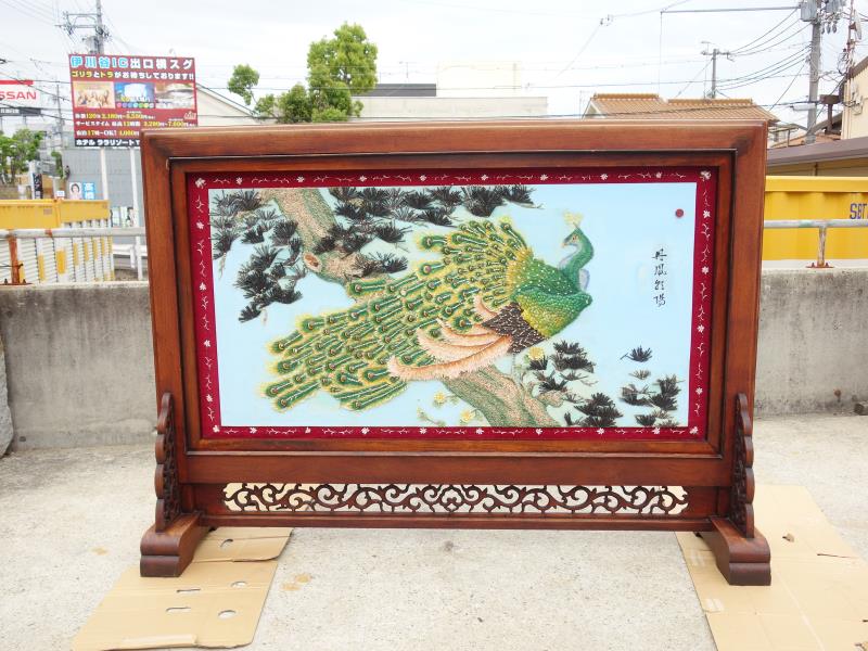 S196 細密彫刻 砡 孔雀石 陽刻 漢詩草原馬文 硯屏 高さ19㎝ 唐木台付