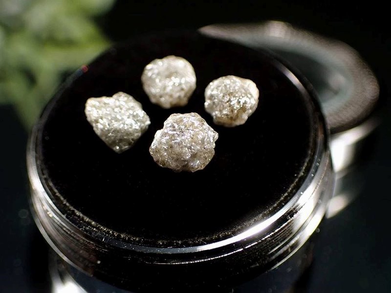 蛍光ダイヤモンド原石4色セット計0.361カラットボツワナ産