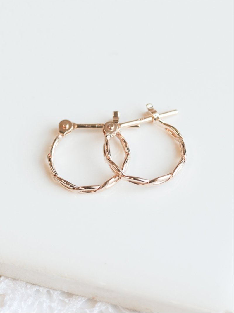 cui-cui｜ゴールド ツイスト スナップ フープ ピアス | K10YG