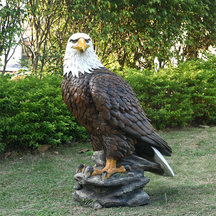 鷹の置物