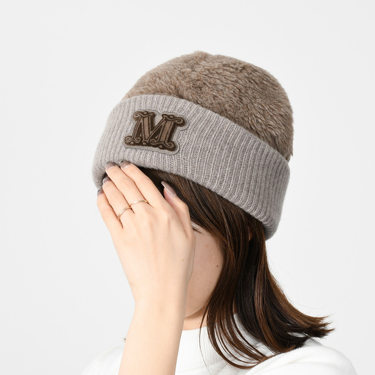 MaxMara グレー ポンポン付きニット帽 MaxMara グレー ポンポン付き