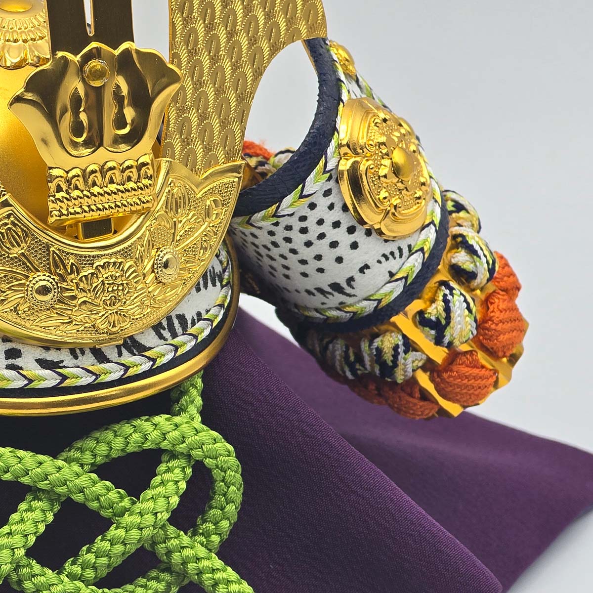 楽天市場】豆兜 正成公 大将軍 総大将 化粧箱入り 吉徳 [ まめ兜 ミニ