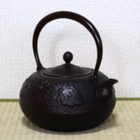 鉄急須 2500ml 梅蘭竹菊 鉄製 急須ホイッスルケトル 南部鉄器 鉄瓶 鉄器