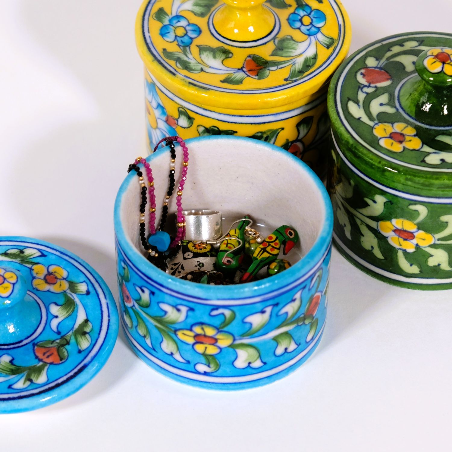 楽天市場】ブルーポタリー インド 陶器 小物入れ 蓋付き 青/水色/赤/緑