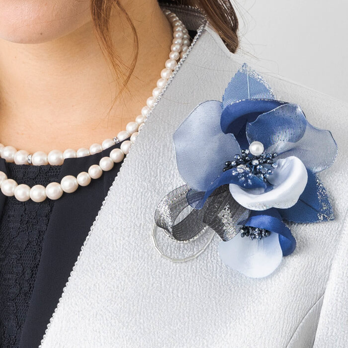 東京ソワール青と白のバラ ブローチ 東京ソワール青と白のバラ