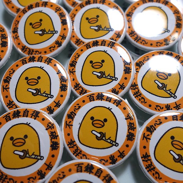 楽天市場】ひよこ剣士カンバッチ（ヒヨコ剣士缶バッチ） : とんぼ堂