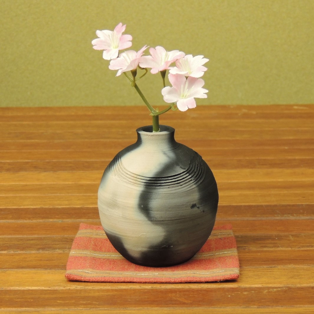 楽天市場】竹炭黒陶焼 ミニ花瓶 一輪挿し 花入れ 萩焼 : 萩焼工房 土和窯