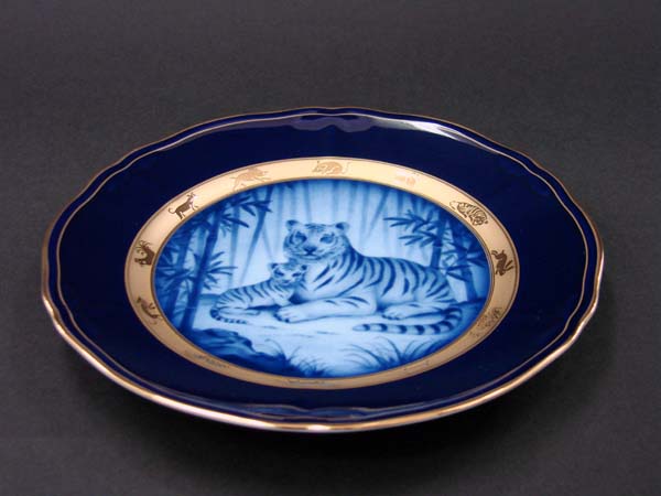 楽天市場】ノリタケ干支小皿「寅 (とら)」 (木製皿立て付) : わたしの器