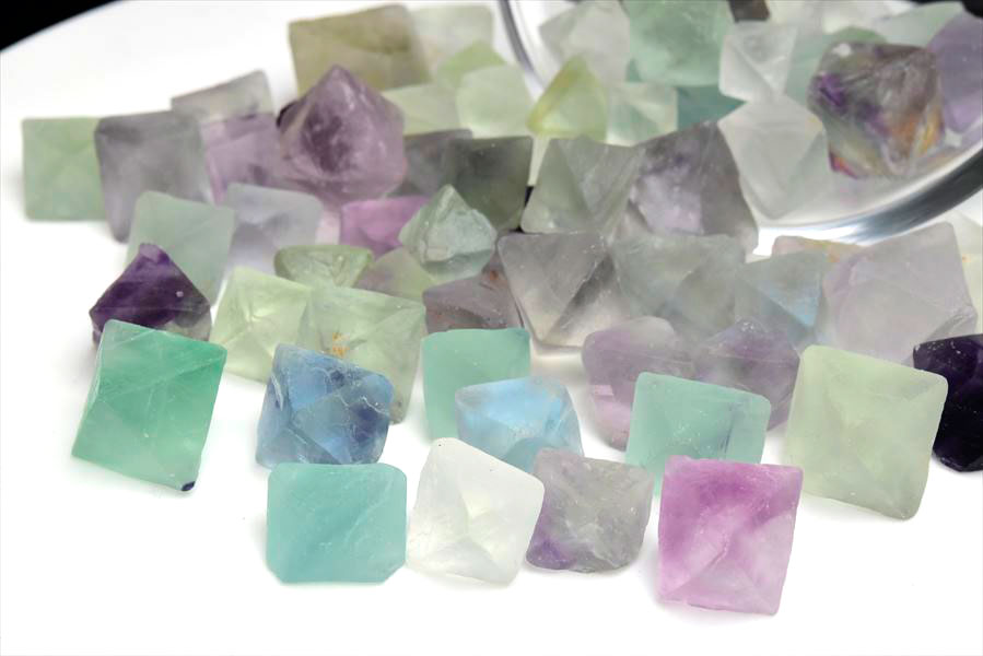 楽天市場】フローライト 八面体 原石 詰め合わせ アソート【たっぷり約
