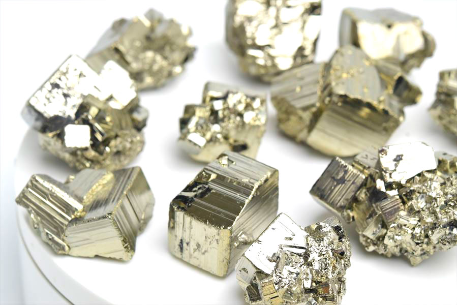 k*o様 カラーキュービックパイライト クラスター ☆台座付☆ 黄鉄鉱