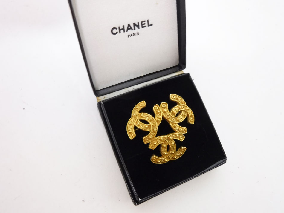 CHANEL ヴィンテージ 三角プレート ゴールド ブラック ブローチ 【公式
