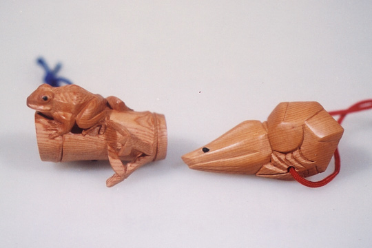 根付・竹に蛙、根付・海老 | 津田彫刻 －飛騨高山・一位一刀彫－