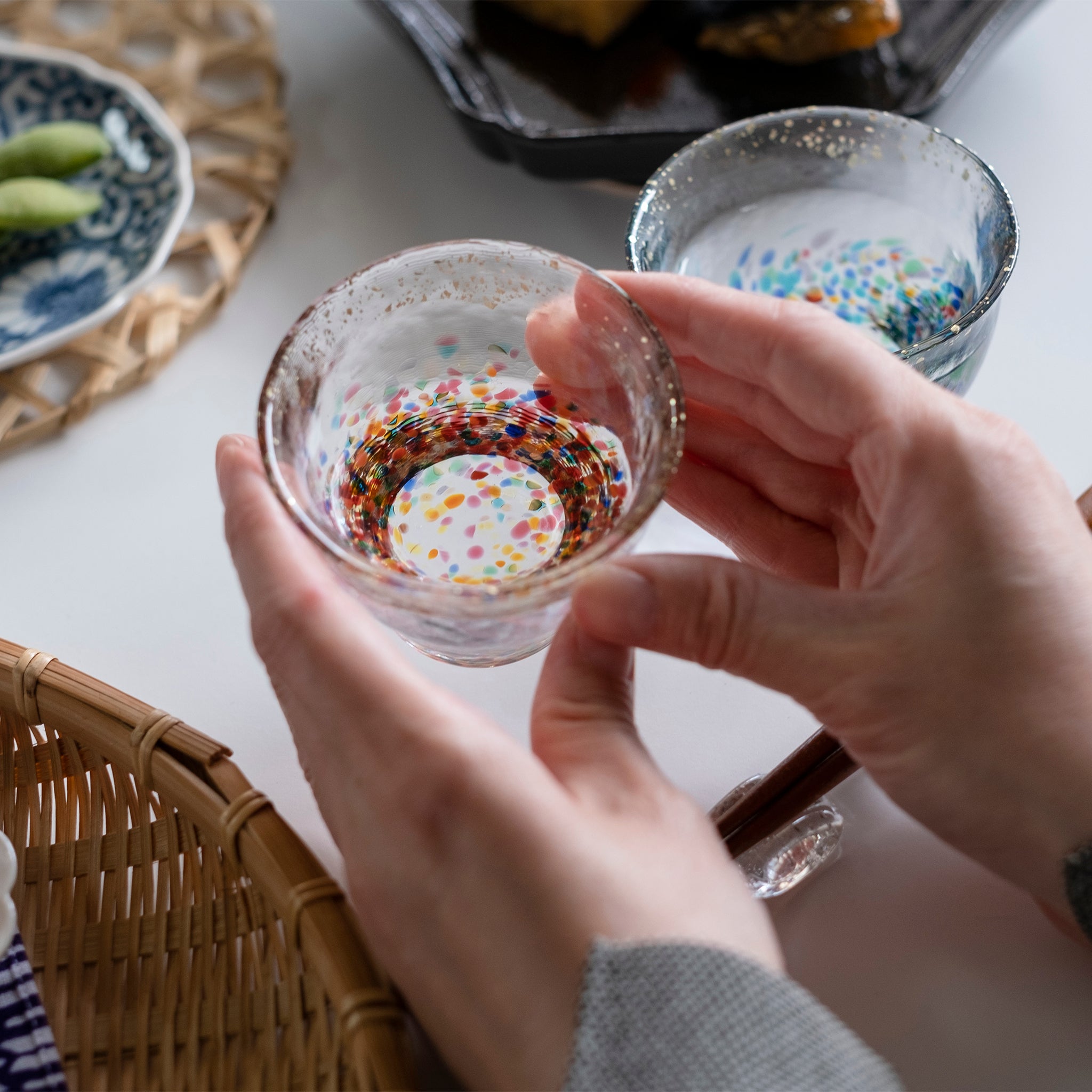 津軽びいどろ MATSURI金彩 ぐいのみペアセット | 盃ペアをプレゼントに