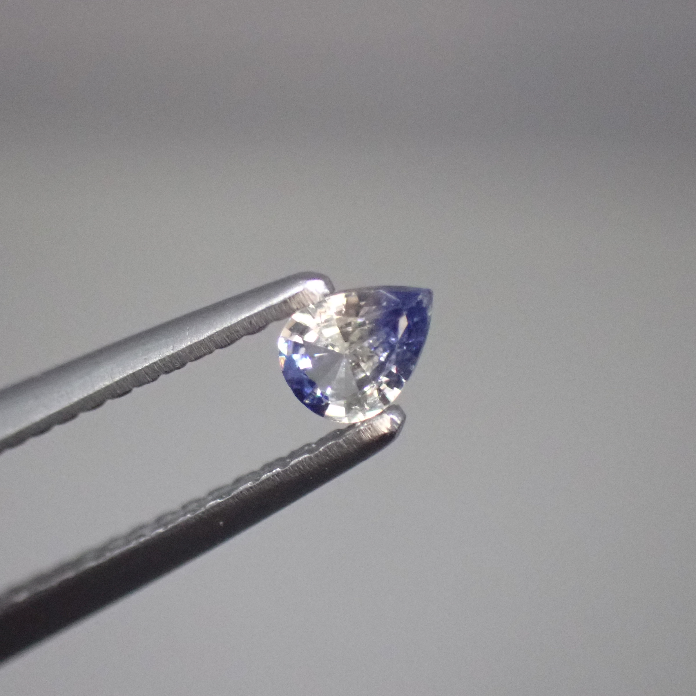 Vividな蛍光反応も楽しめる☆月と海を思わせるバイカラーサファイア