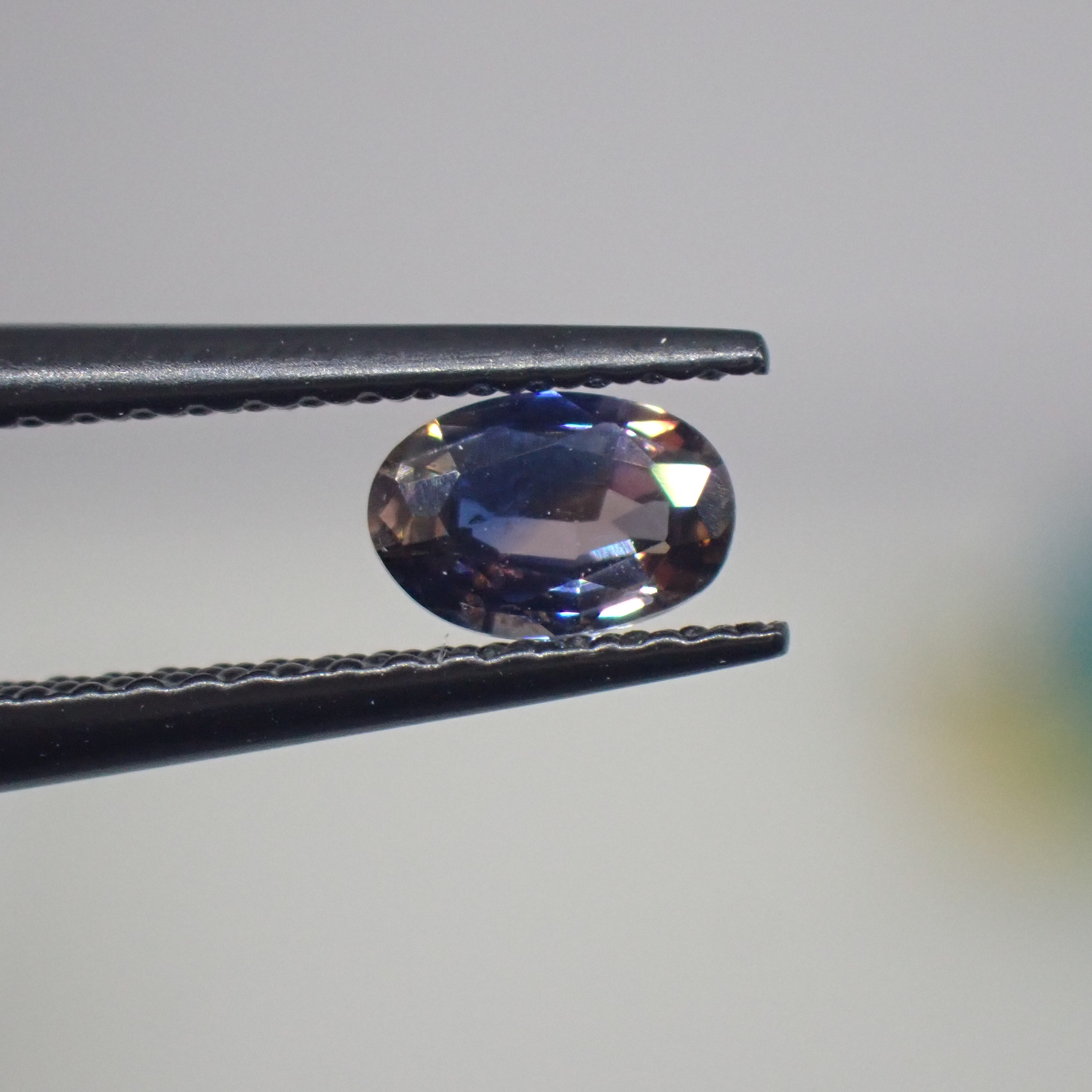 ブルーの色だまりが幻想的☆多色性きらめくアキシナイト 0.345ct