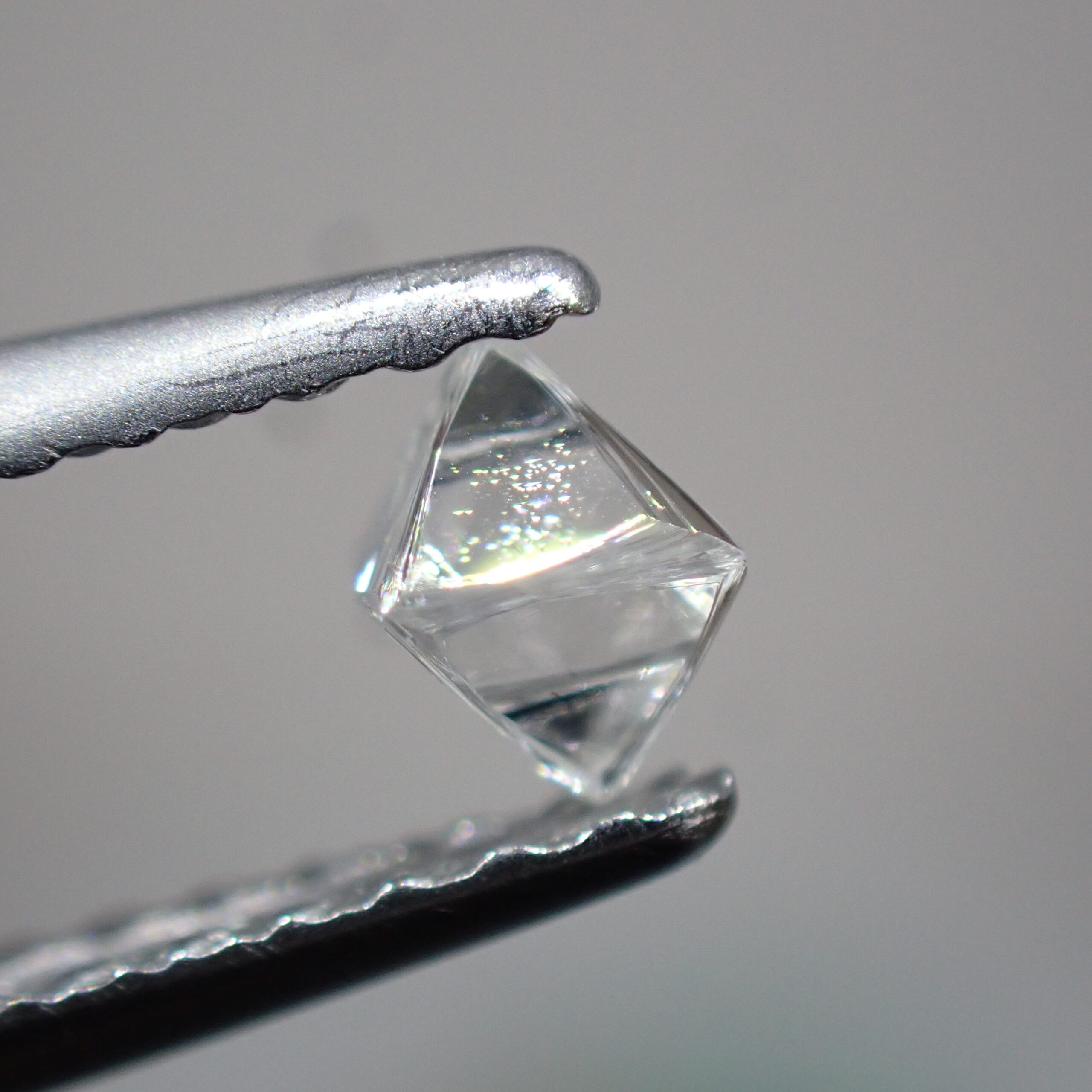 トライゴン◎蛍光◎幻想的な蛍光のソーヤブル原石 0.216ct | 宝石つむり