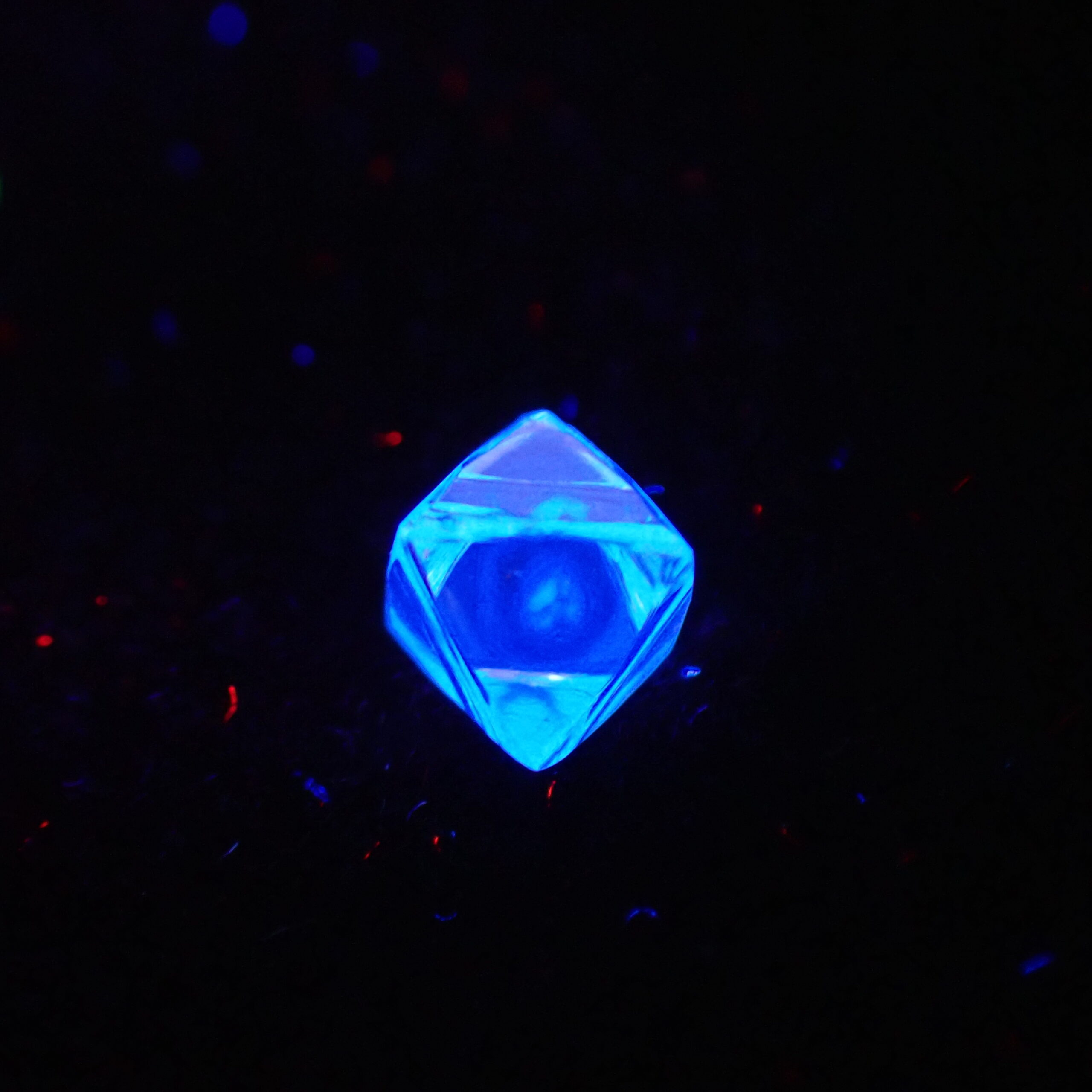 トライゴン◎蛍光◎幻想的な蛍光のソーヤブル原石 0.216ct | 宝石つむり