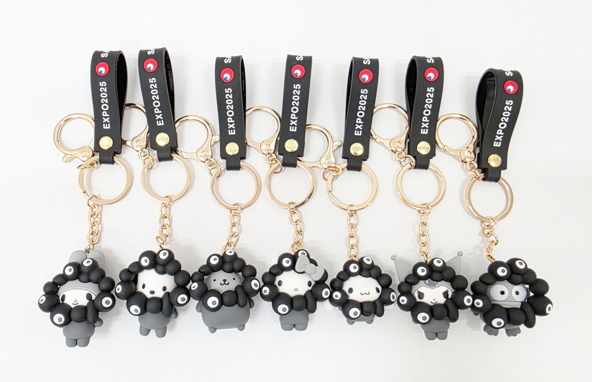 サンリオ×ミャクミャク新作グッズ、モノクロキーホルダーが登場。万博