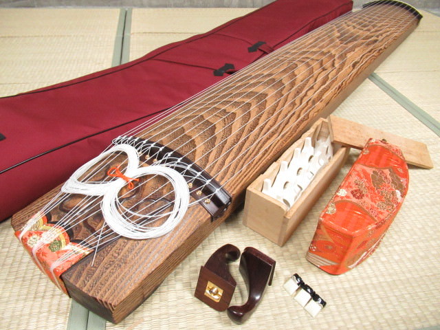 高級琴 箏 13弦 くり甲 綾杉彫り 柏葉 山田流琴 四分六板 楽器 高級琴