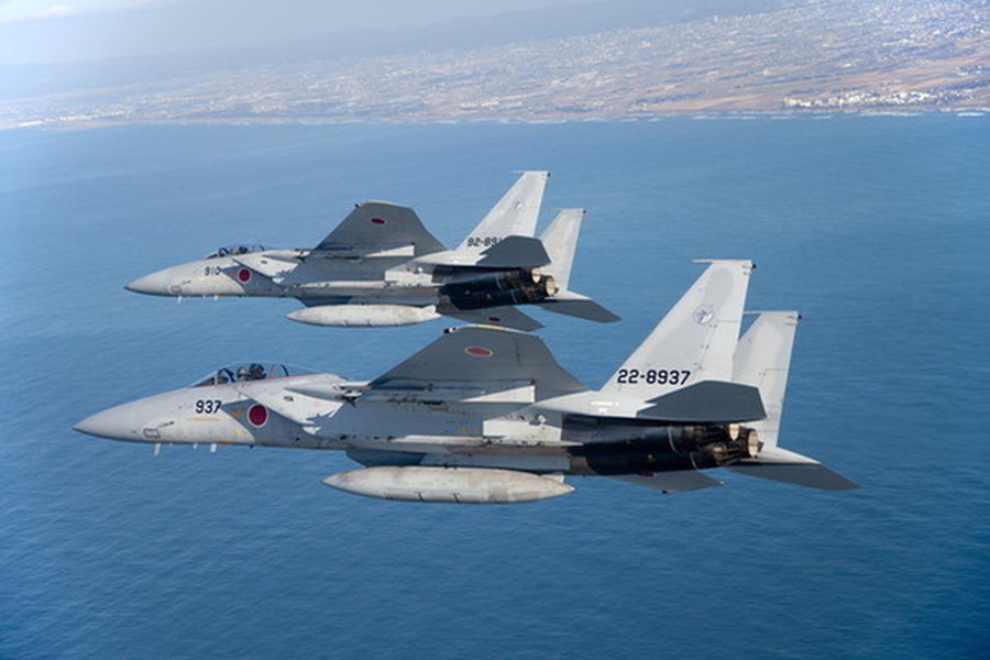 新幹線カラー」のF-15戦闘機が首都圏で飛ぶ!? “驚愕の特別塗装機”がド