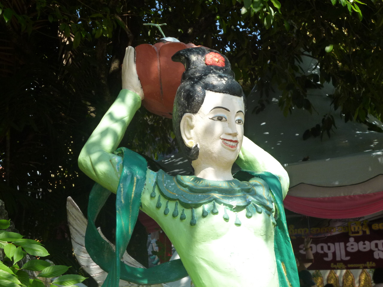 派手さと不思議さNo.1!! 寝釈迦仏寺院のお隣「ダーミカラマ・ビルマ