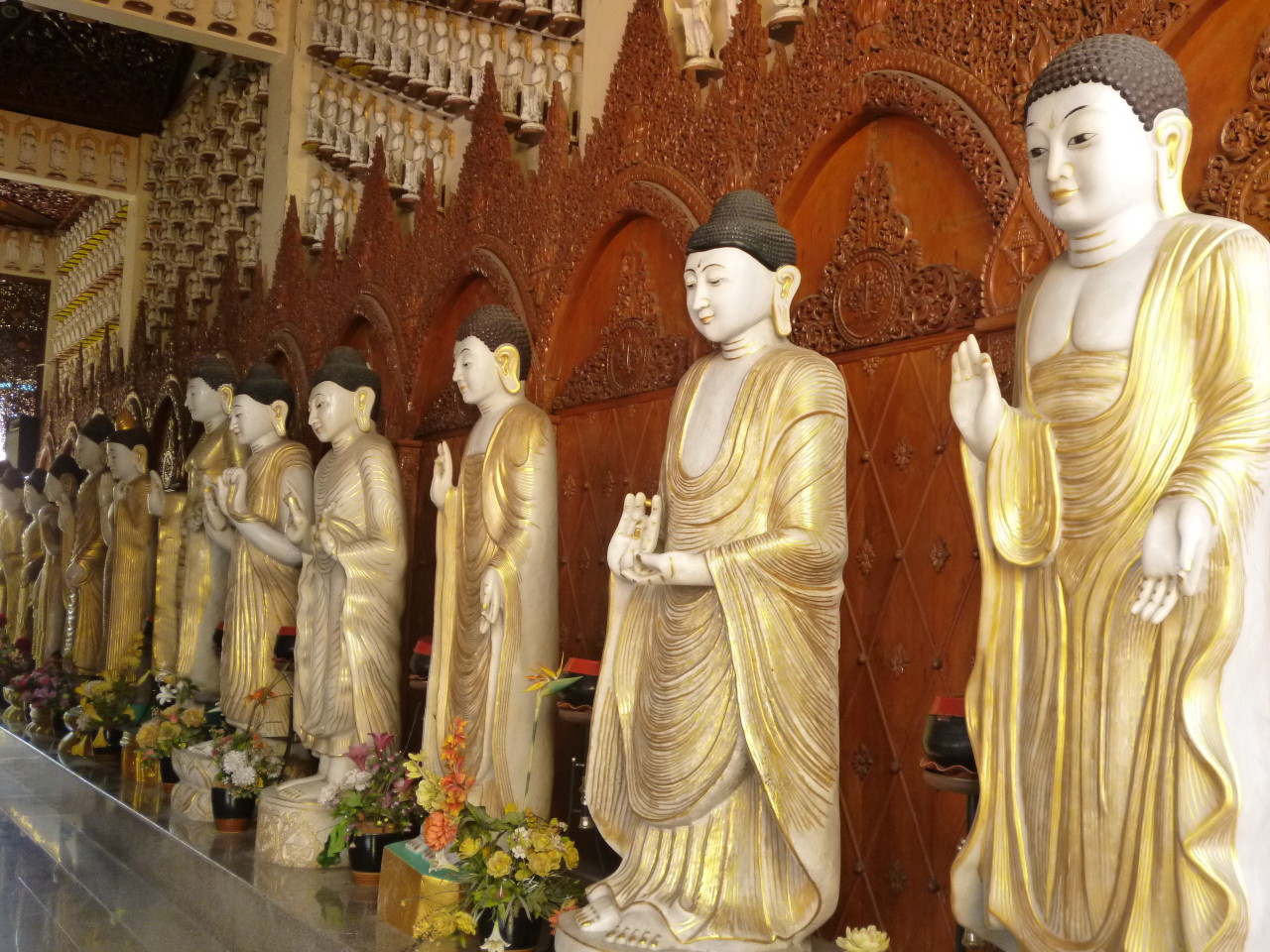 派手さと不思議さNo.1!! 寝釈迦仏寺院のお隣「ダーミカラマ・ビルマ