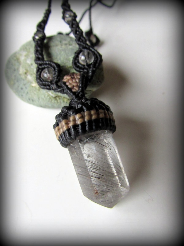 まつこ】ルチルクォーツ＆アイオライトのマクラメ編みネックレス他