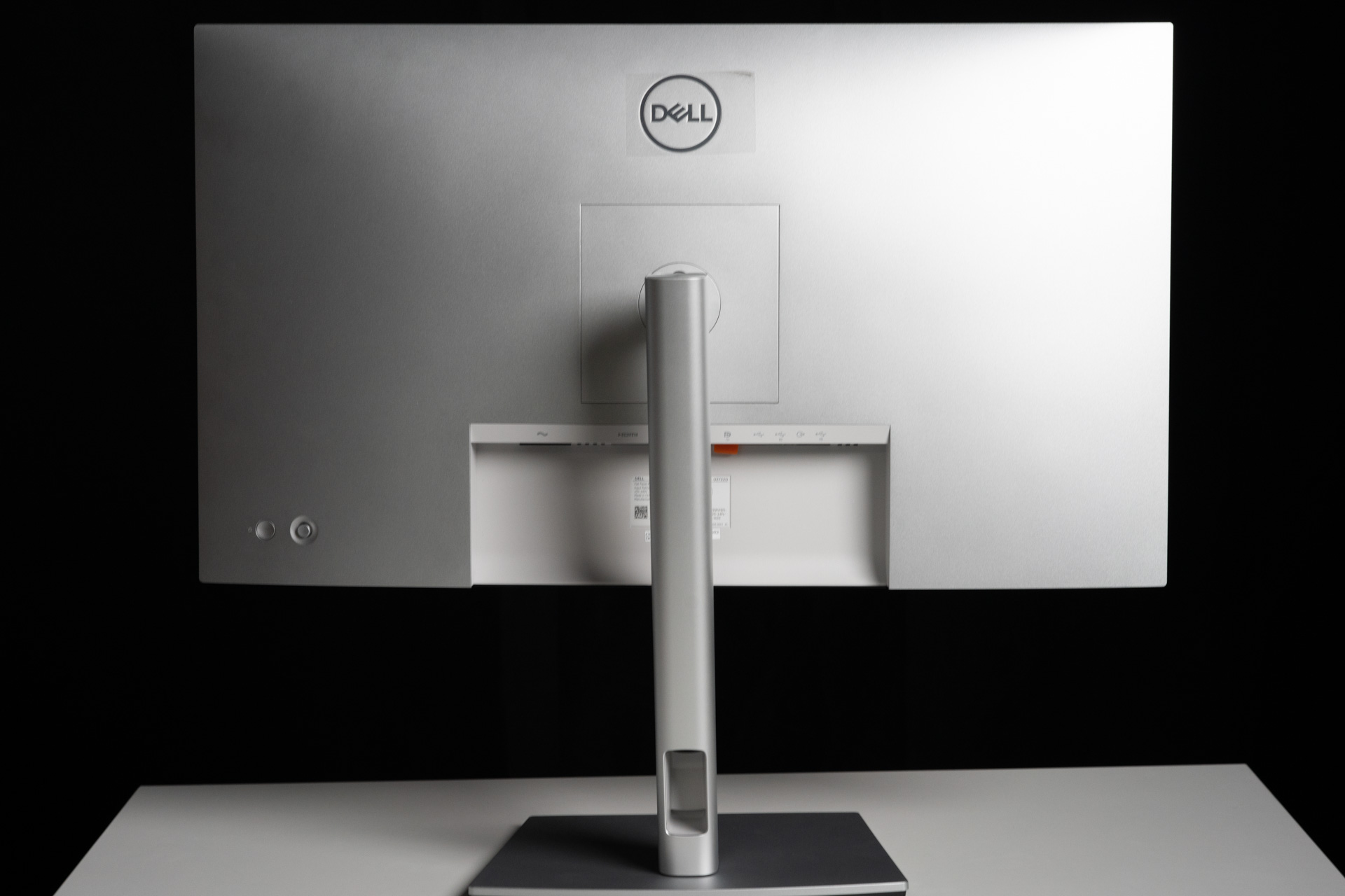 DELL U2722D レビュー USB HUB機能が魅力的な27型のモニター | うっし