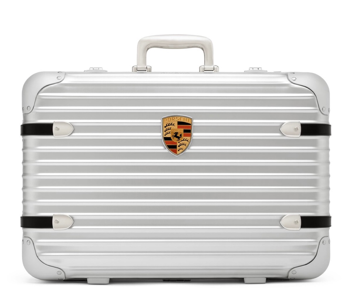 RIMOWA × Porsche 911個限定のハンドキャリーケースが国内4月21日に